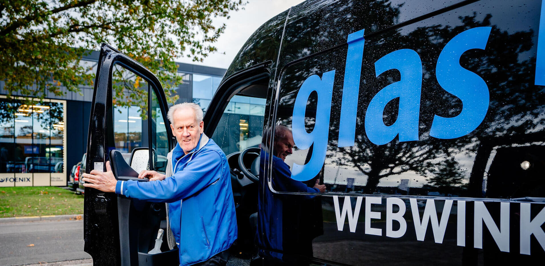 Een chauffer van Glaswebwinkel